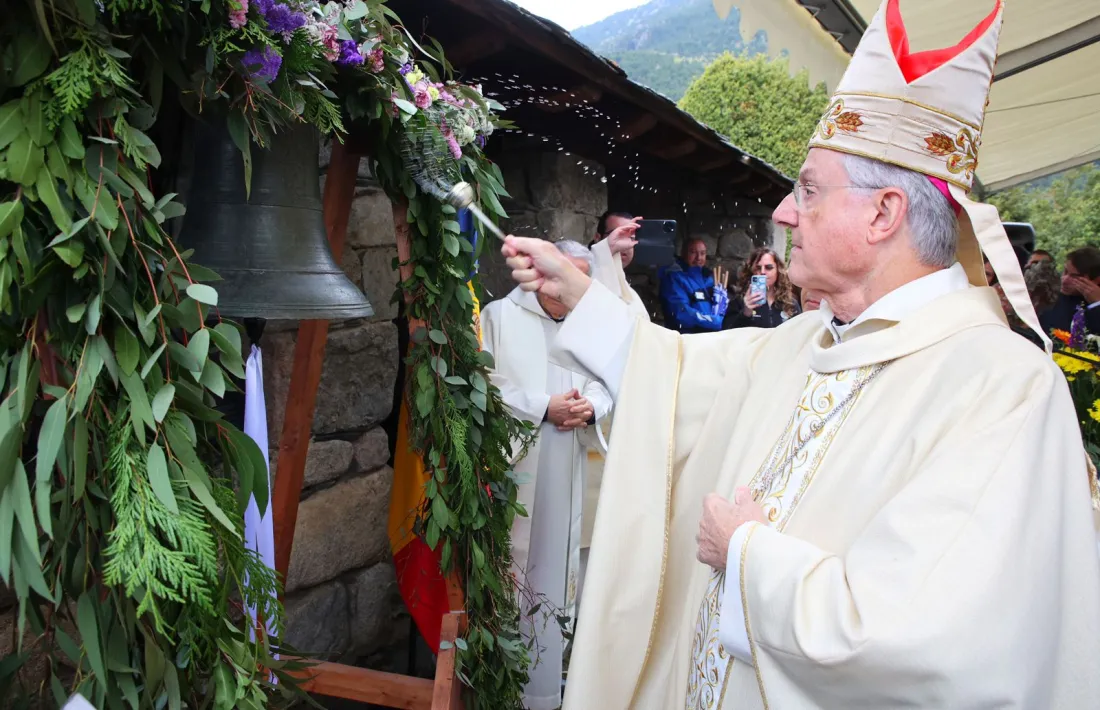 El copríncep episcopal, Joan-Enric Vives, va beneir la campana.