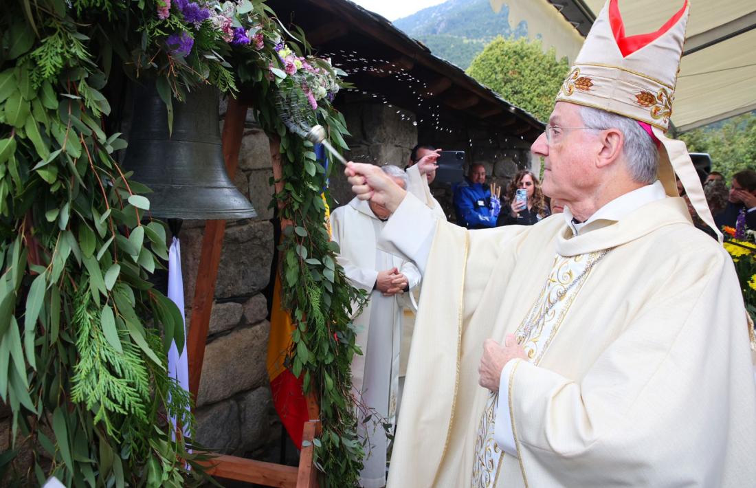 El copríncep episcopal, Joan-Enric Vives, va beneir la campana.