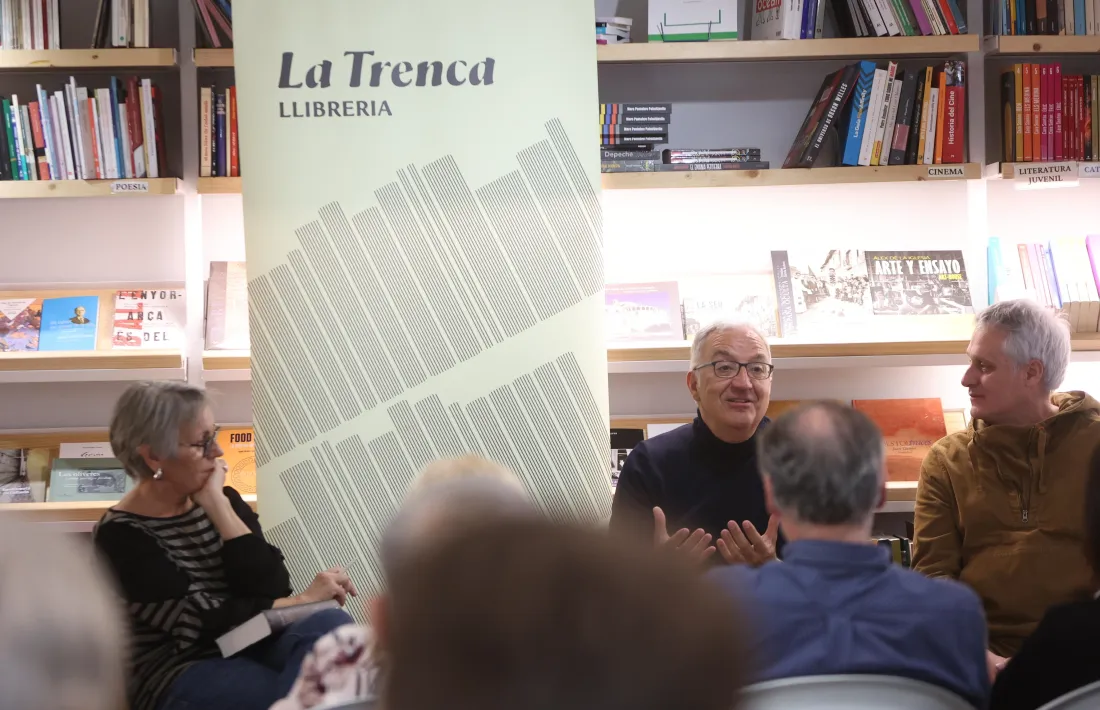 Pla, entre la llibretera Roser Suñé i el cineasta Marc Recha, qe exercia ahir d'amfitrió.