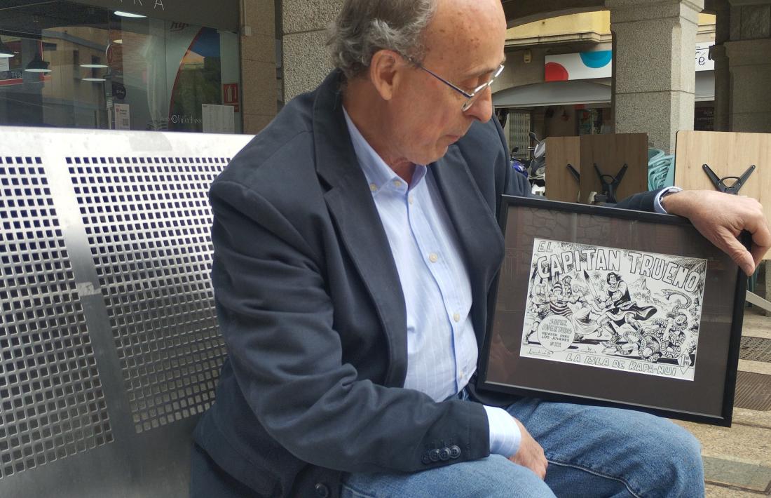 Joan Pieras amb una de les portades inèdites