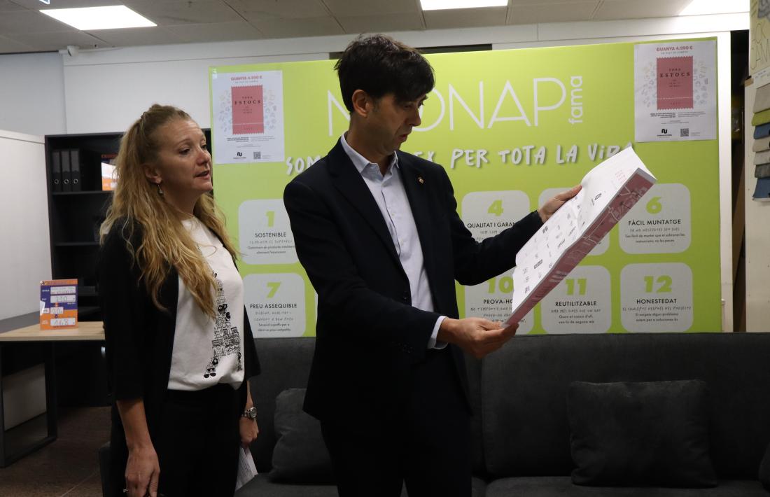 El cònsol major d'Andorra la Vella, Sergi González i la delegada de desenvolupament i assessorament comercial i empresarial del comú d'Andorra la Vella, Susagna Venable, consulten el fulletó que s'ha editat per a la cita comercial.