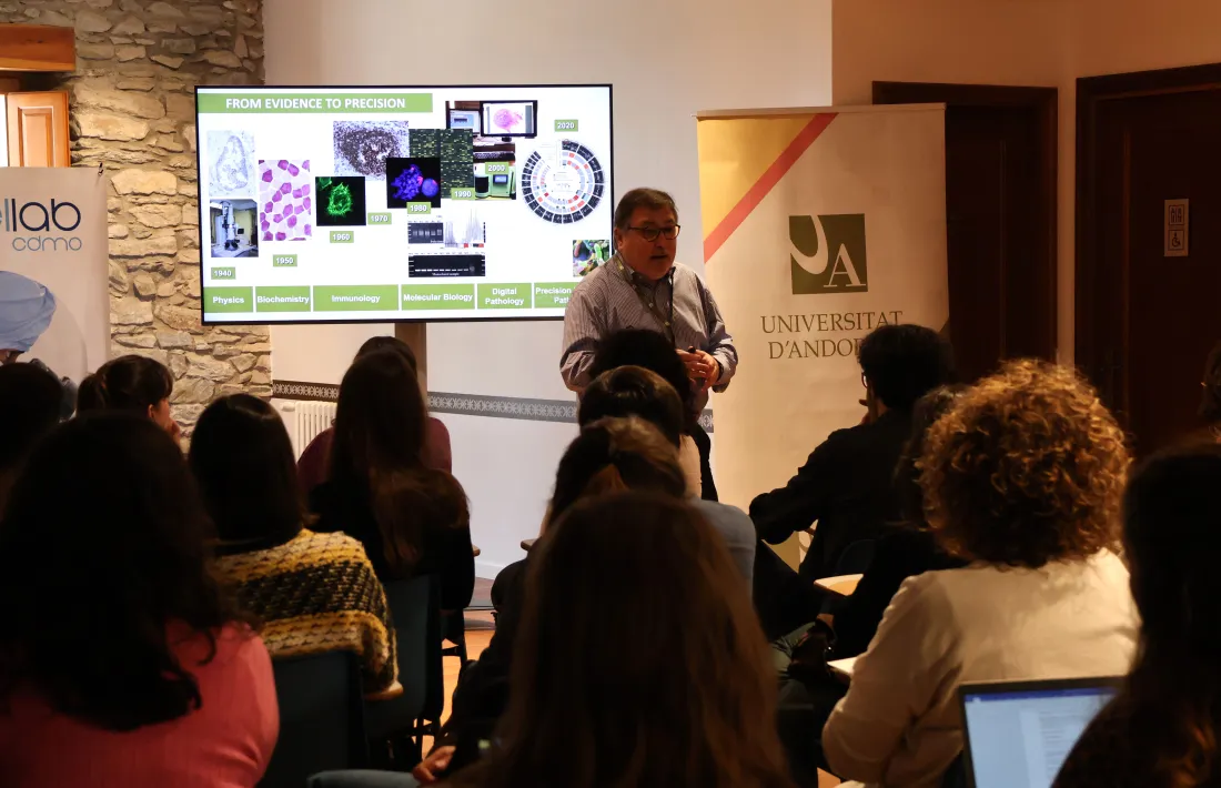 El doctor i cap d'Anatomia Patològica de l'hospital Clínic de Barcelona, Antoni Martínez, durant una de les sessions del curs.
