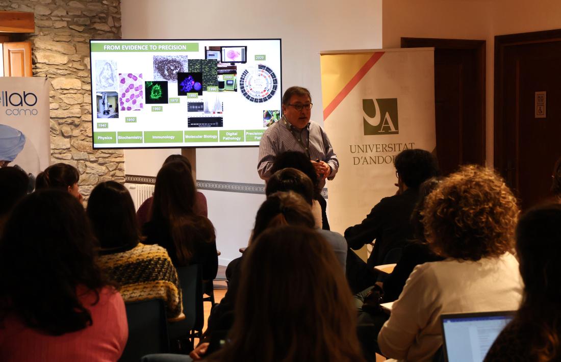 El doctor i cap d'Anatomia Patològica de l'hospital Clínic de Barcelona, Antoni Martínez, durant una de les sessions del curs.