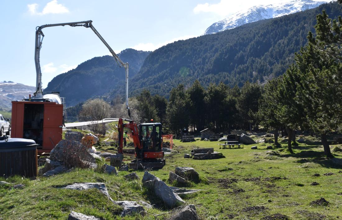 Operaris treballant als Cortals d'Encamp.