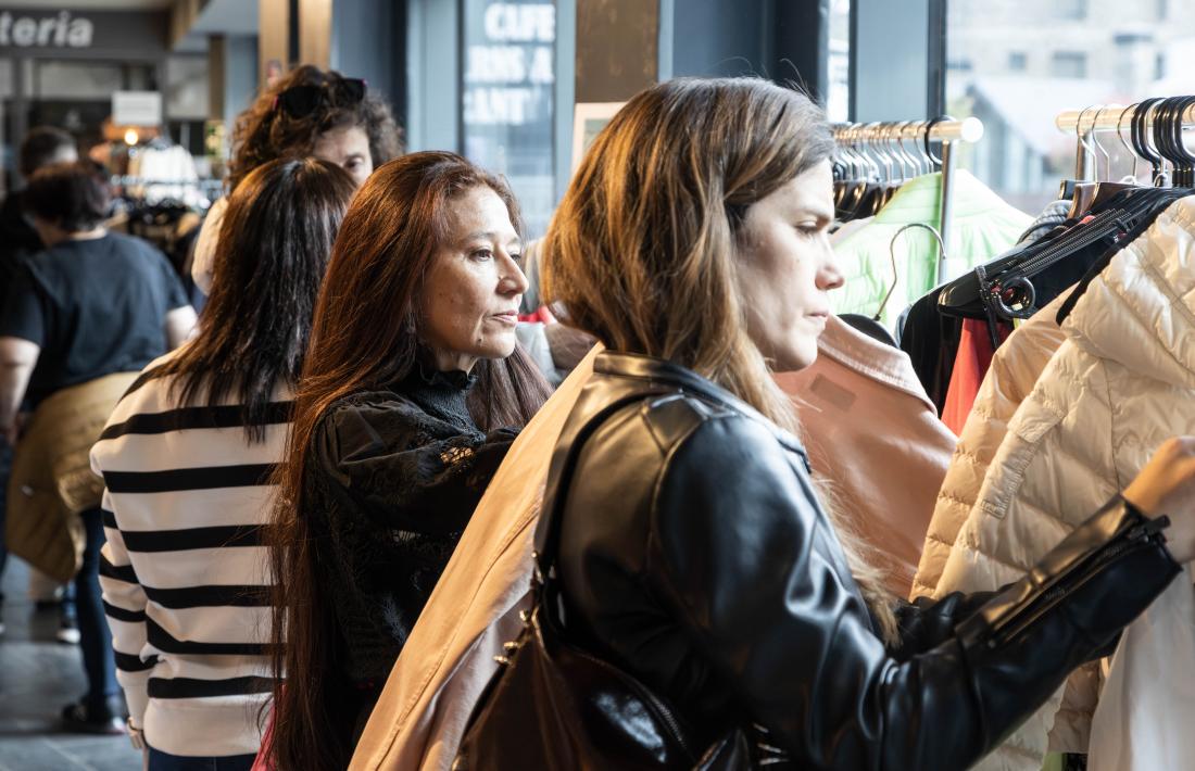 Visitants buscant algun producte al Vide Dressing.