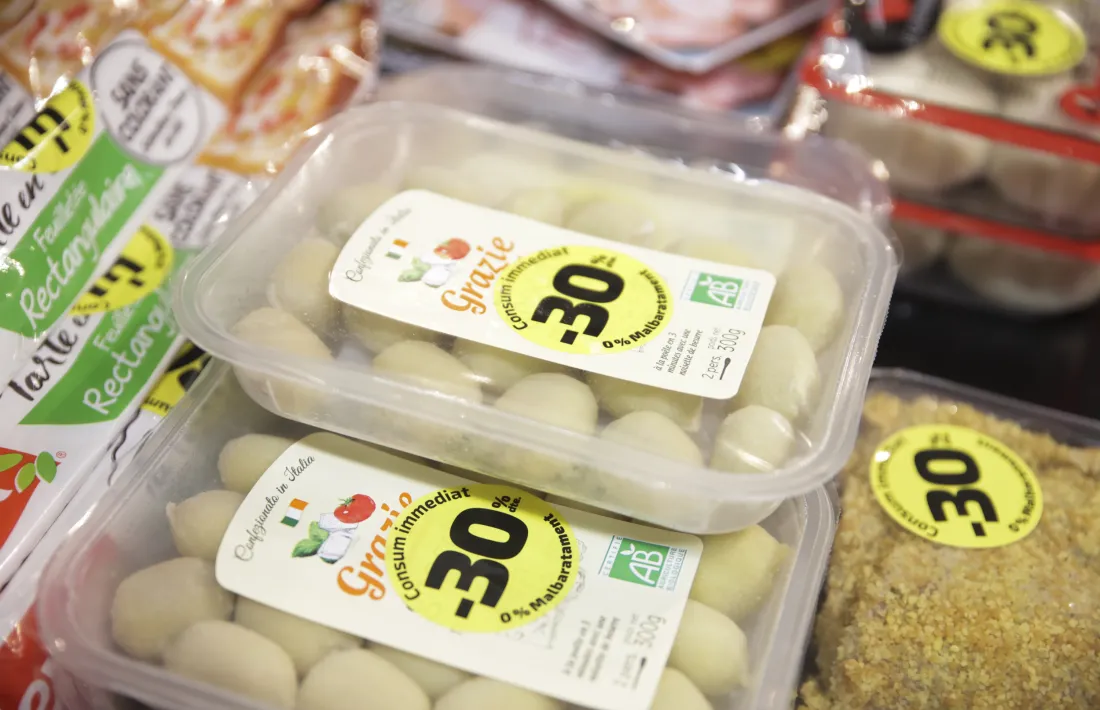 Un espai d’un supermercat amb productes de promoció per estar prop de la seva data de caducitat.