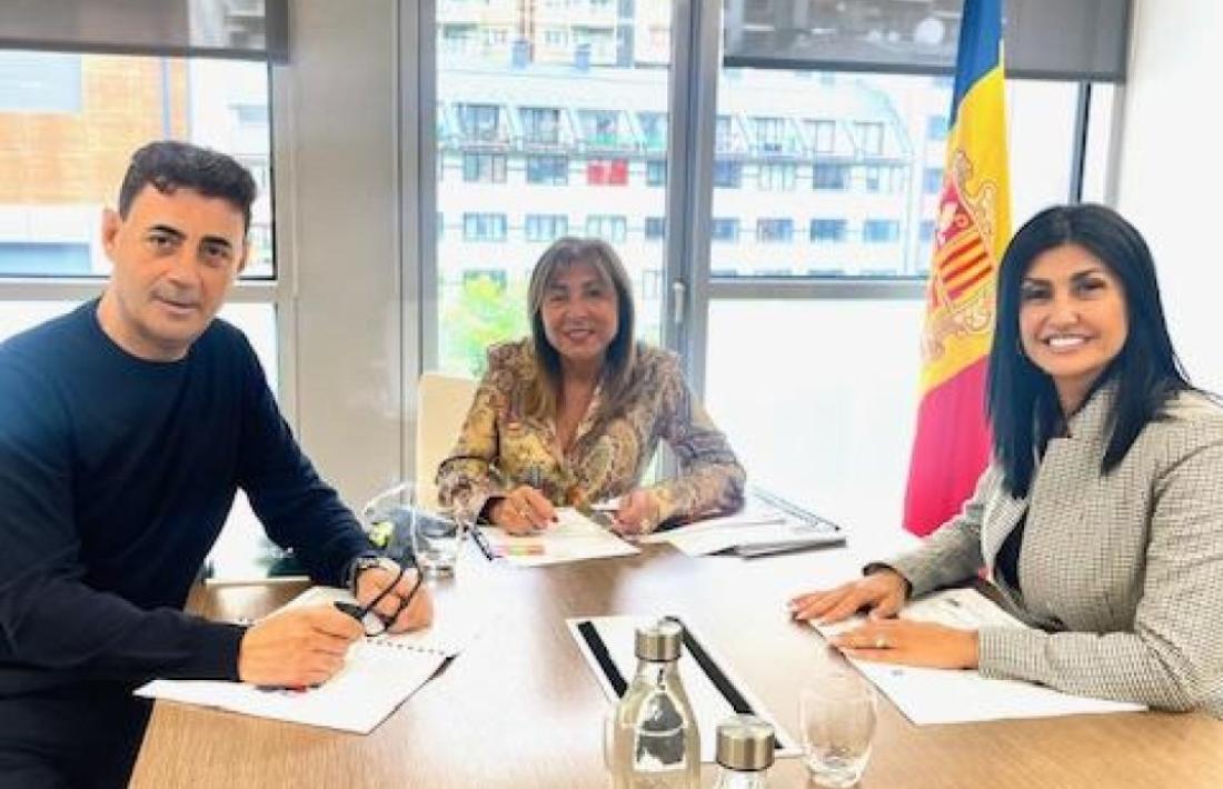  La presidenta del grup parlamentari d’AE, Carine Montaner, amb els ministres Ferré i Marsol.