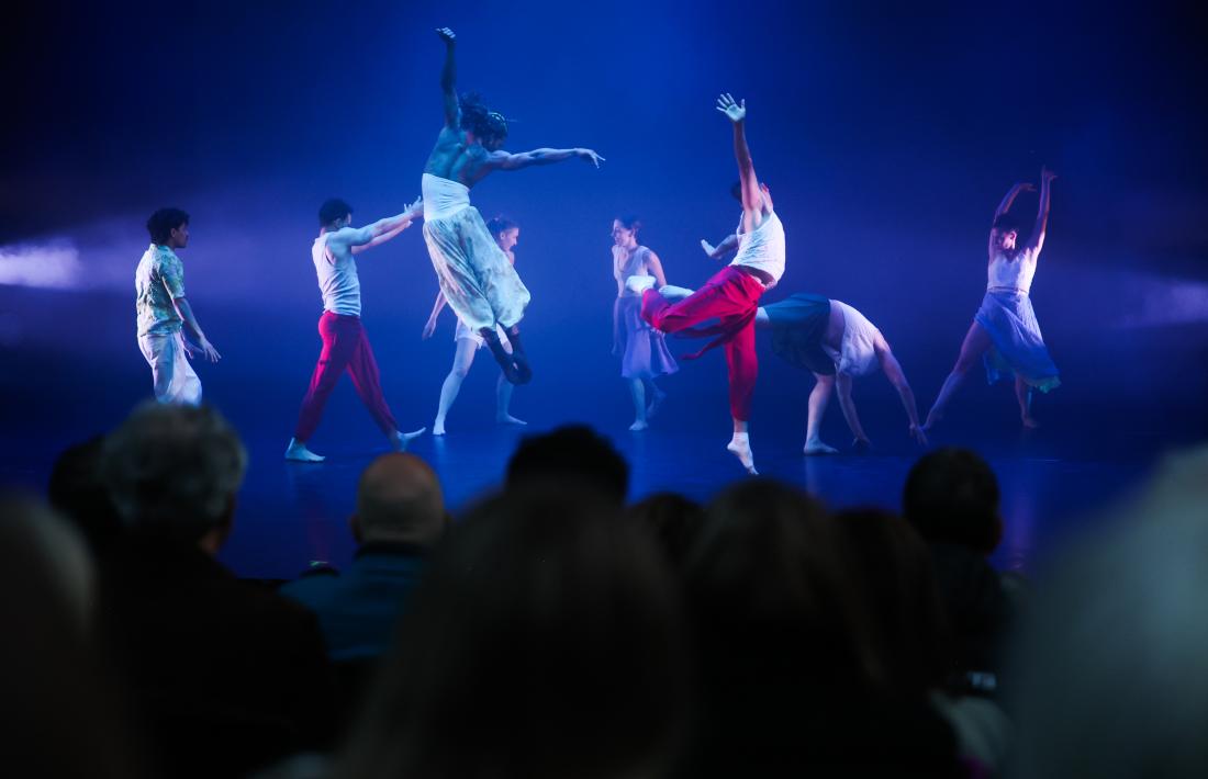 Els vuit ballarins d''Odissea' es passen tot l'espectacle a l'escenari.
