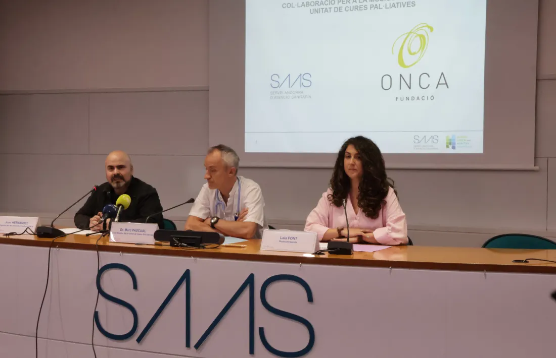 El responsable del programa per a les persones de la Fundació ONCA, Joan Hernández; el coordinador de la unitat de cures pal·liatives de l'hospital Nostra Senyora de Meritxell, Marc Pascual; i la musicoterapeuta Laia Font.