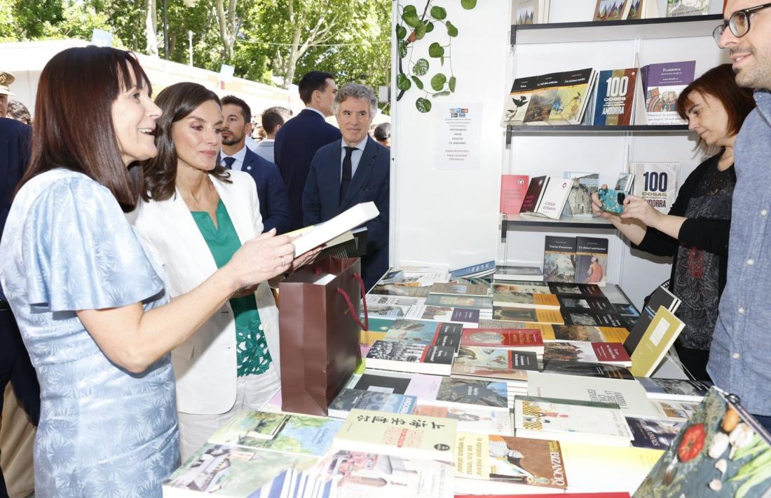 La reina Letícia es va aturar l’any passat a la parada de l’Associació d’Editors: se’n va endur quatre llibres.