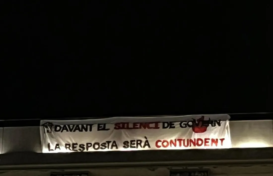 La pancarta penjada aquesta nit a la plaça del Consell General.