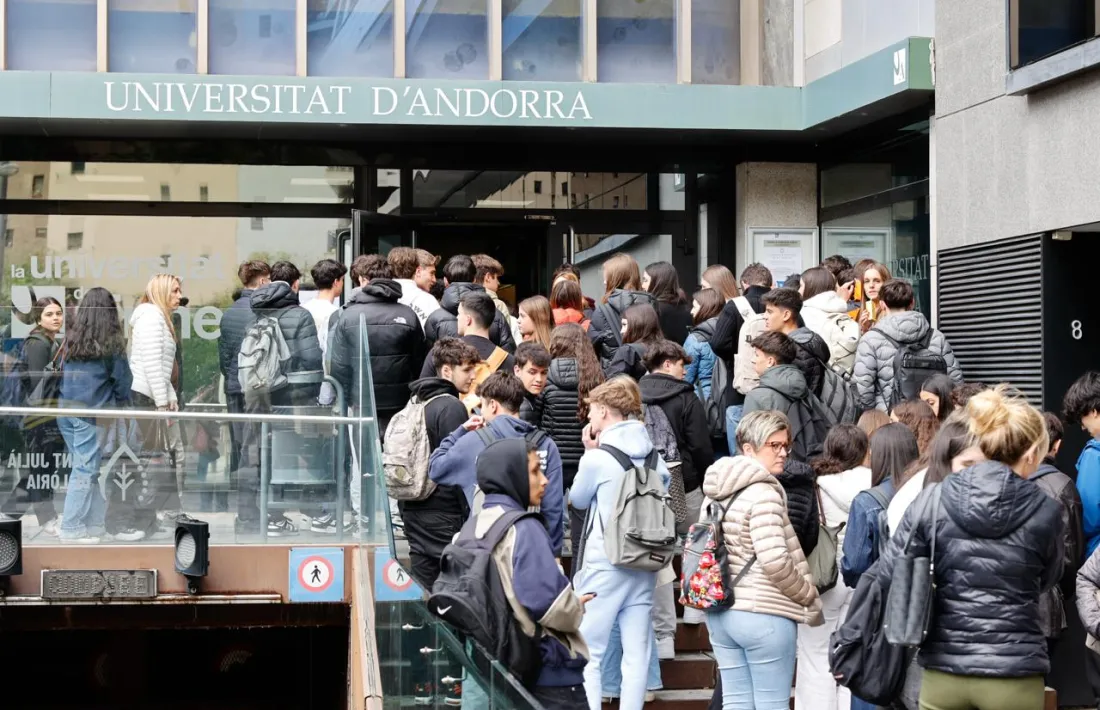 Escolars esperen per entrar a la UdA durant la jornada de portes obertes d’ahir.