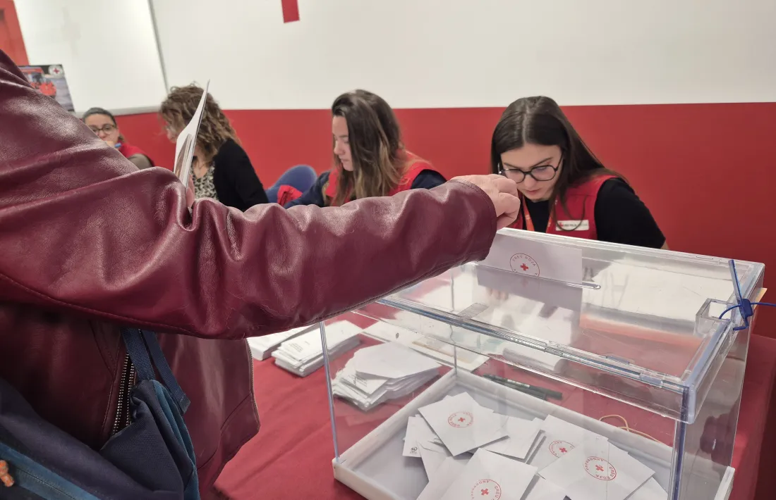 Un dels socis de la Creu Roja exercint el seu dret a vot a les instal·lacions de l’entitat.
