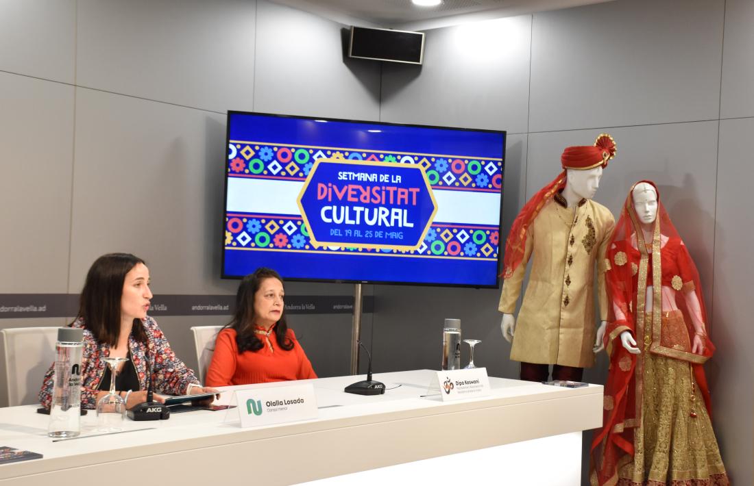 La cònsol menor d'Andorra la Vella, Olalla Losada, i Dipa Keswani, representant de l’Associació Indi Resident a Andorra, Indira, han presentat els actes.