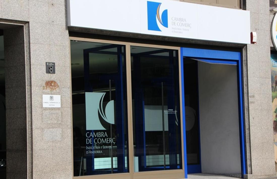 La Cambra de Comerç, Indústria i Serveis.