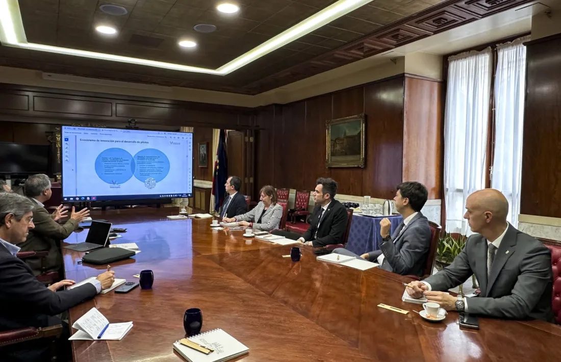 Una de les reunions mantingudes a la capital alabesa.