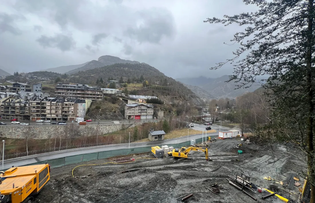 Treballs del vial proper a la parcel·la que la Massana cedirà per al parc públic d’habitatge.