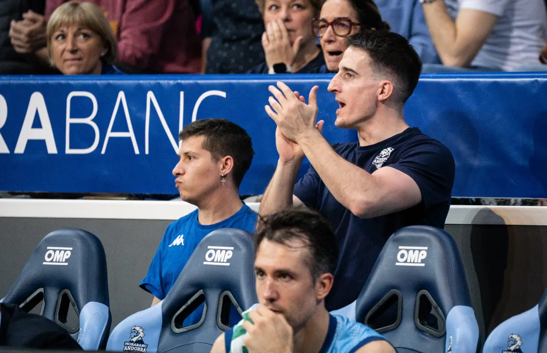 Nacho Llovet, a la banqueta.