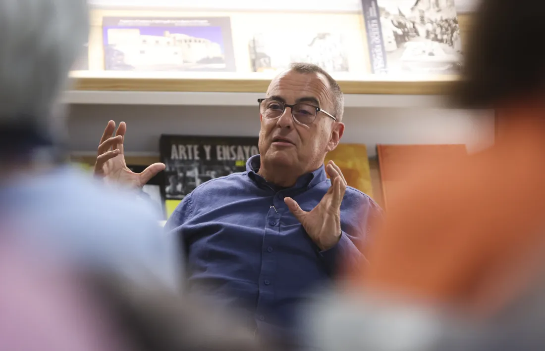 L’escriptor Rafael Vallbona, ahir al vespre a la llibreria La Trenca.