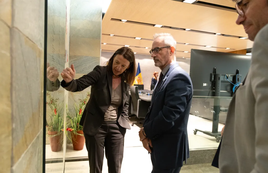 La cònsol major ordinenca, Maria del Mar Coma, amb l'ambaixador de França, Nicolas Eybalin.