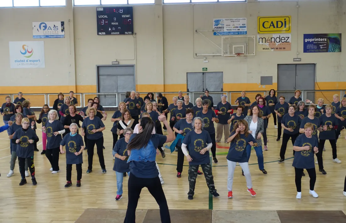 Un moment de la classe dirigida de Zumba Gold.