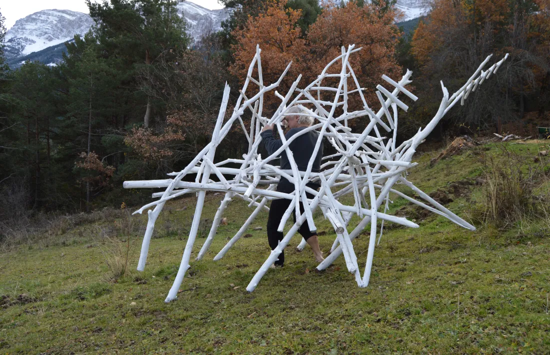 L’escultor, barceloní però amb arrels a Ordino, treballant en una de les peces que s’hi poden veure. 