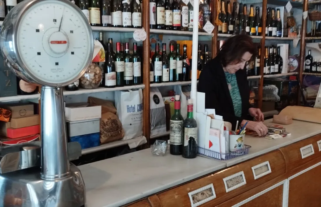 Maria Marquet endreça paquets de Rossli, Farias, Recios, Carmela i Mayas al taulell de cal Ton.