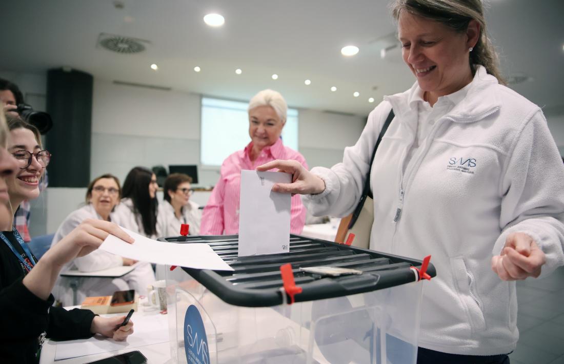 Les meses electorals s'han insta·lat a la sala d’actes de l’hospital.
