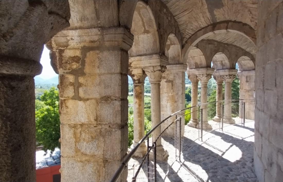 La galeria de l’absis: abans que aquests espais fossin visitables es va haver de reforçar la seguretat. 