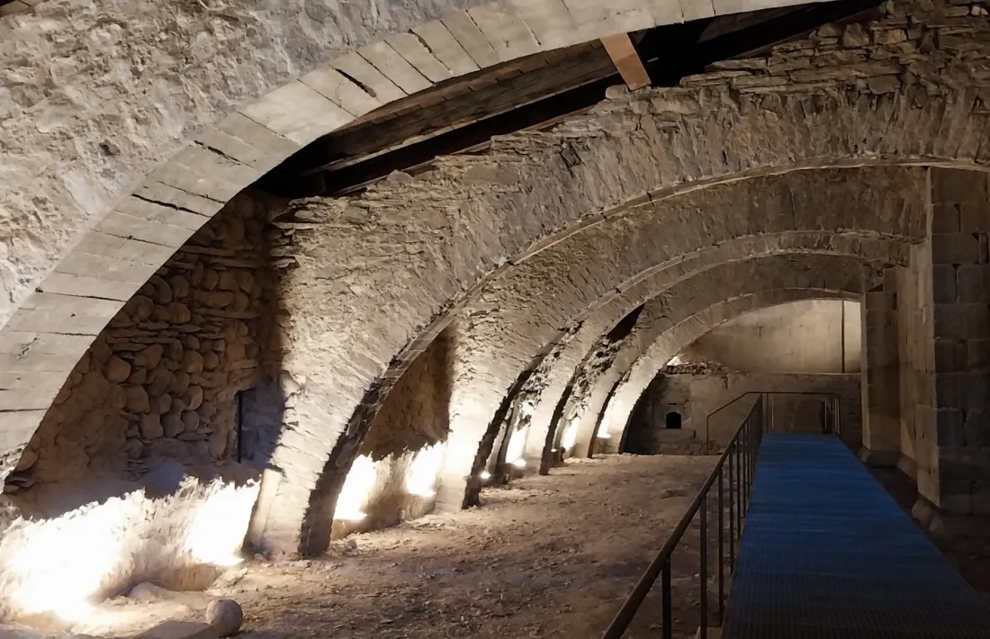 Havien sentit parlar del forn de pa? És aquella obertura al fons. 