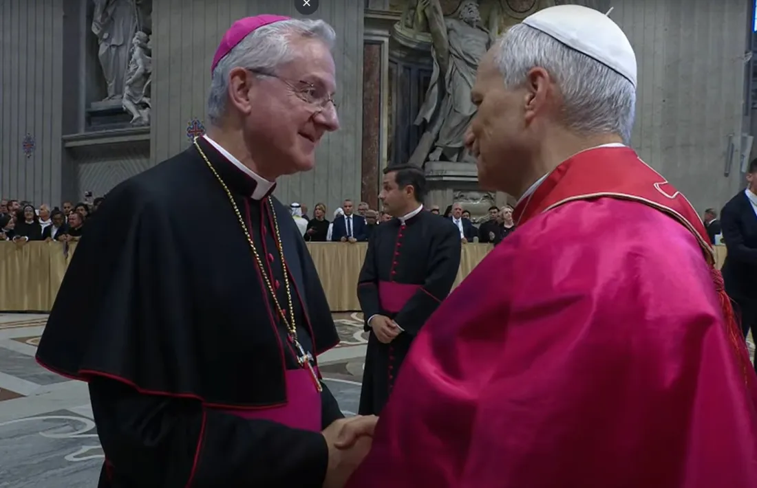 El copríncep episcopal, Joan-Enric Vives, saluda el Papa Lleó XIV.
