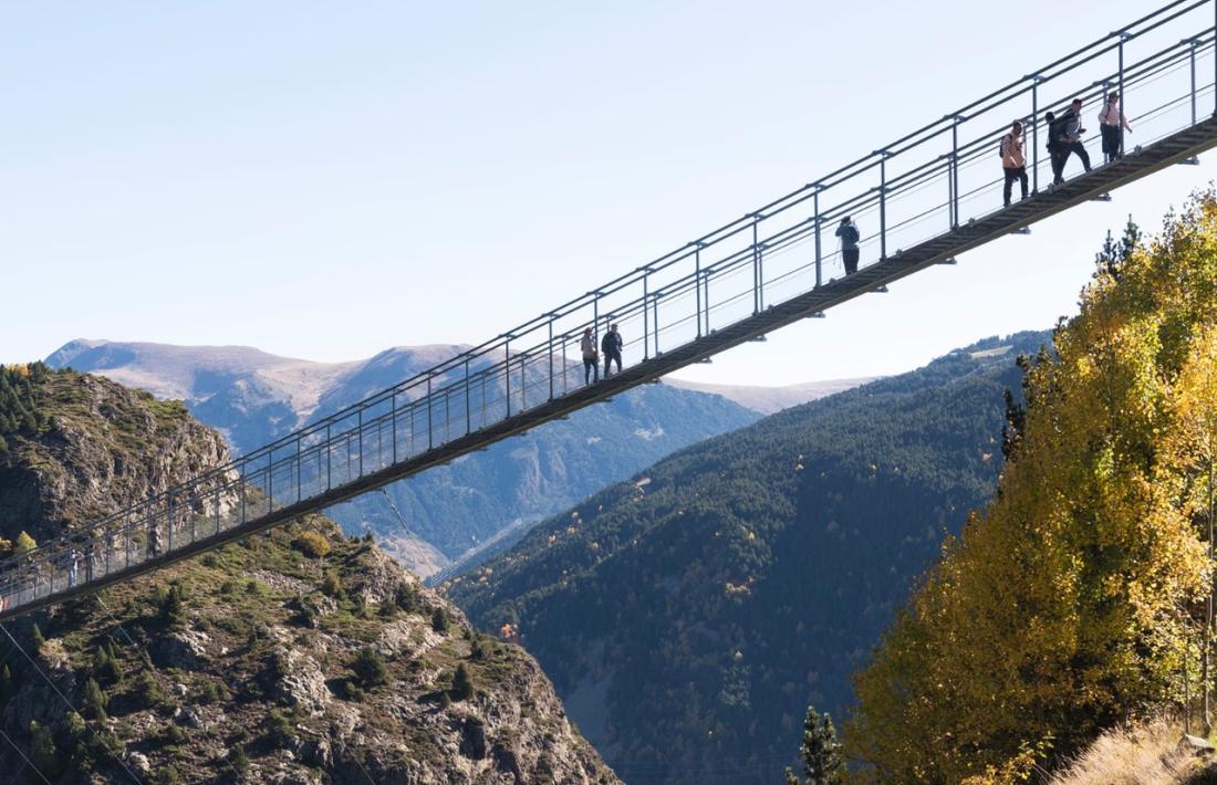 Canillencs creuant el pont tibetà.