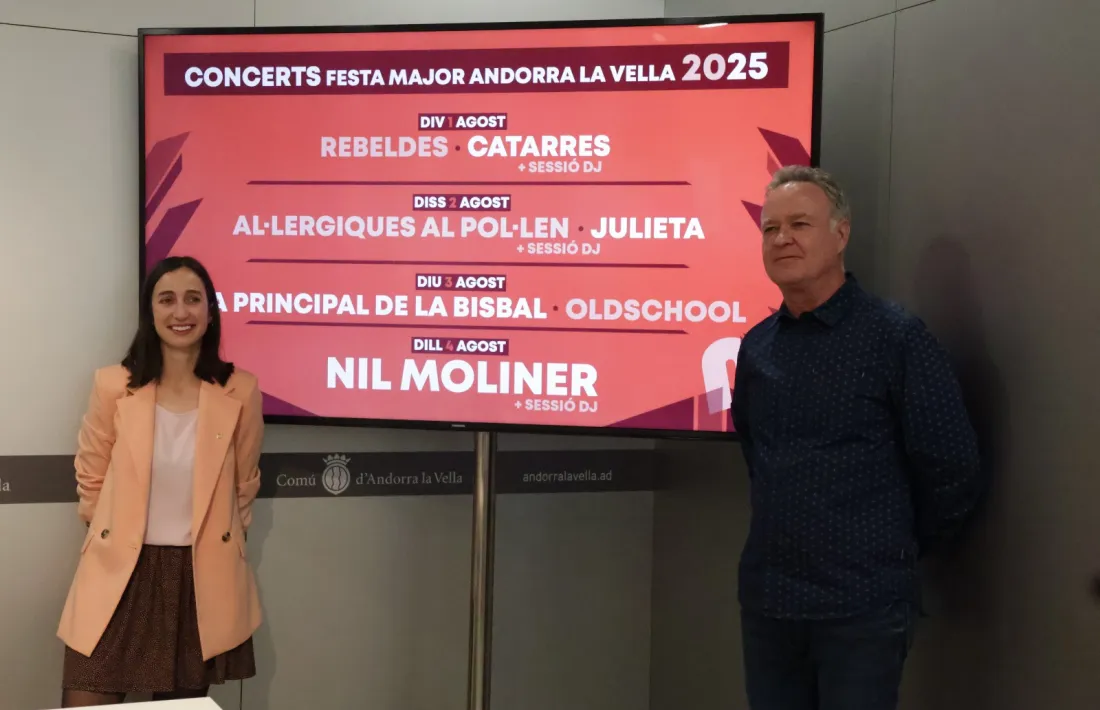 Olalla Losada, cònsol menor, i Jan Cartes, cap de Cultura d’Andorra la Vella, ahir amb el cartell dels concerts de Festa Major.