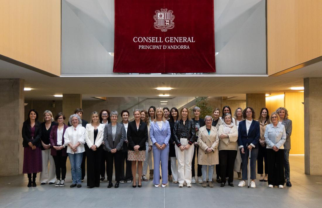 Foto de família de la xarxa de dones parlamentàries.