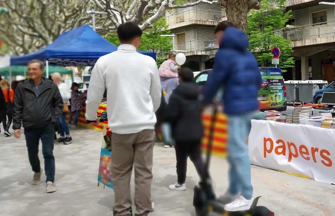 Patinets pel firal de Sant Jordi:  no sembla el millor lloc per circular, però cap normativa ho regula. 