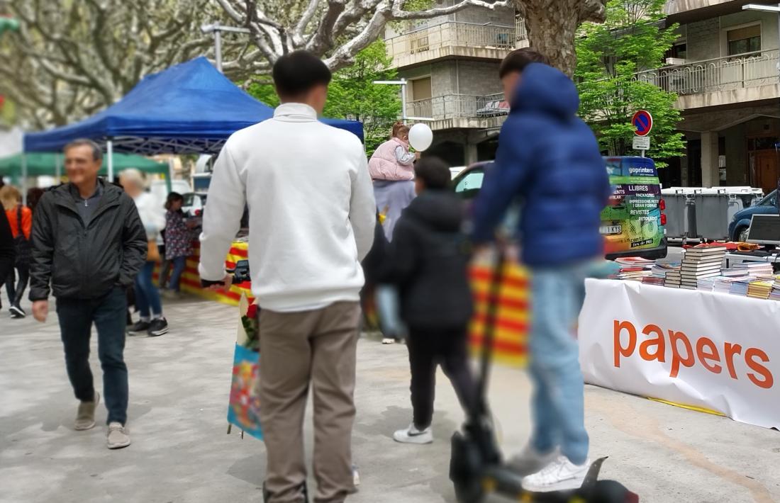 Patinets pel firal de Sant Jordi:  no sembla el millor lloc per circular, però cap normativa ho regula. 