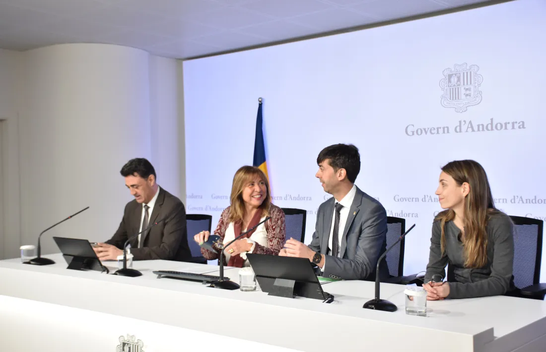 Els ministres de Territori i Urbanisme i Presidència, Economia Treball i Habitatge, Raul Ferré i Conxita Marsol; el cònsol major d'Andorra la Vella, Sergi González i Andrea Doncel, d'Altura Arquitectes en la presentació del projecte del Cedre.
