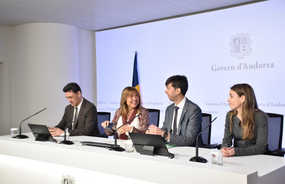 Els ministres de Territori i Urbanisme i Presidència, Economia Treball i Habitatge, Raul Ferré i Conxita Marsol; el cònsol major d'Andorra la Vella, Sergi González i Andrea Doncel, d'Altura Arquitectes en la presentació del projecte del Cedre.