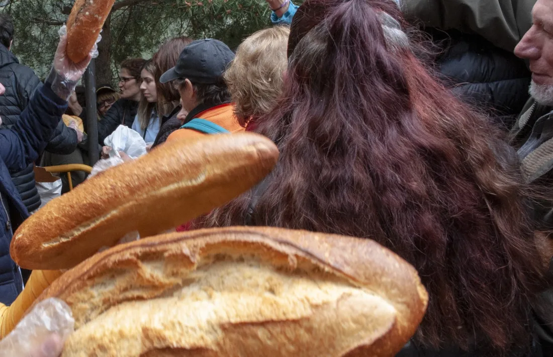 Repartiment dels pans beneïts en un Aplec de Canòlich.