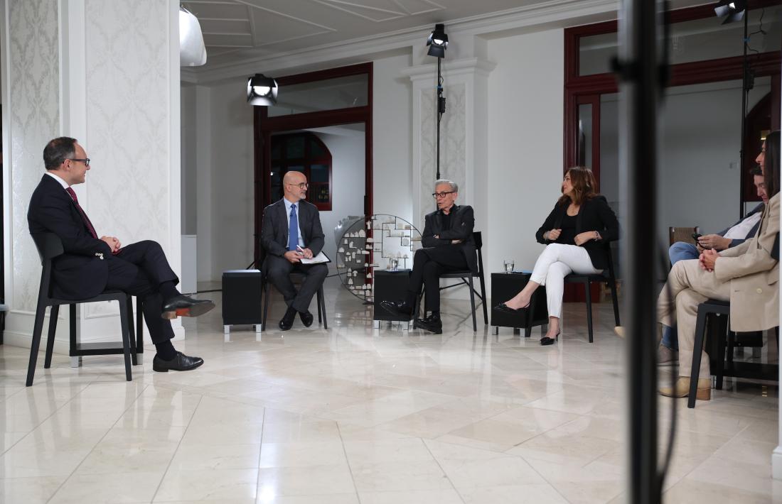 El cap de Govern, Xavier Espot, ja assegut al plató improvisat abans d’iniciar l’entrevista.