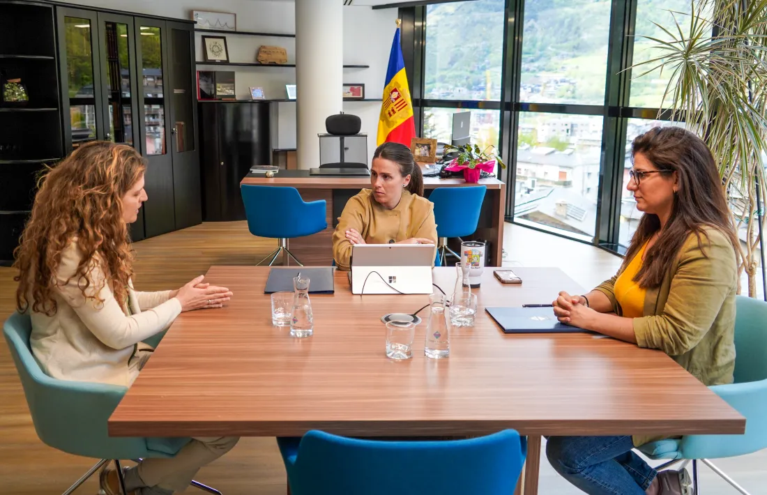 La cònsol major d'Encamp, Laura Mas, la directora general del SAAS, Meritxell Cosan, i la responsable del programa, Eva Heras.