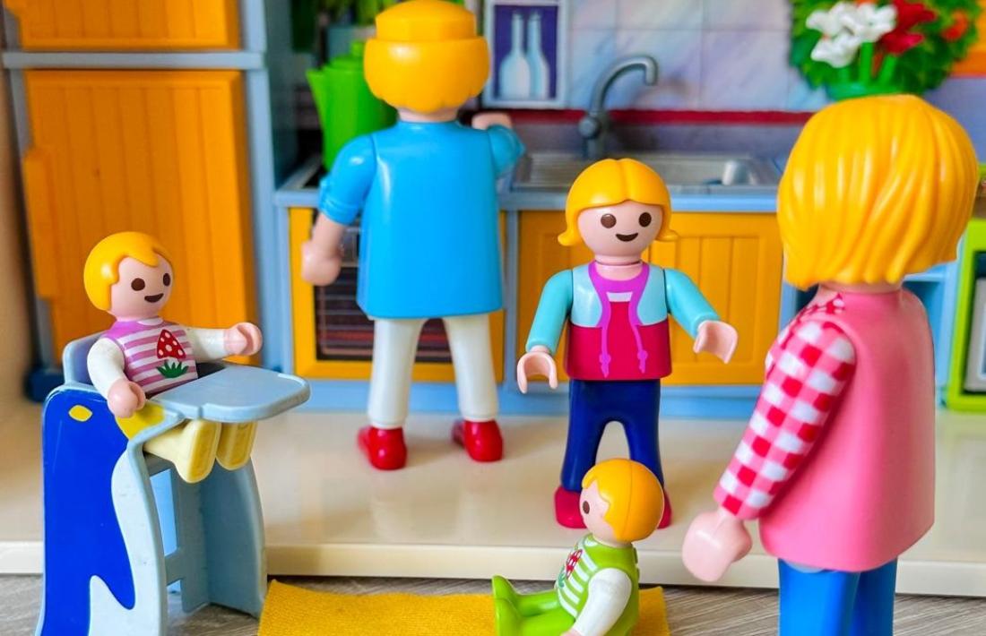 És una experiència profunda i sostinguda de fatiga, distanciament emocional i pèrdua de plaer en el rol parental.