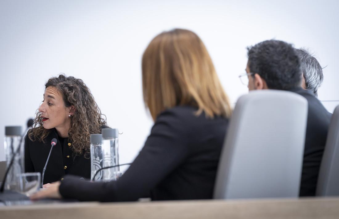 La consellera de Social, Joventut i Participació Ciutadana, Maria Nazzaro, a l'esquerra, durant la sessió de consell de comú.