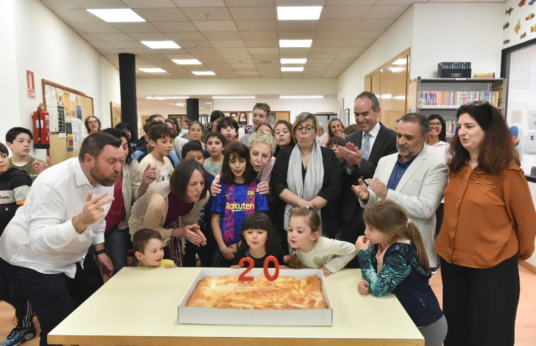 A la festa no hi ha faltat el pastís d'aniversari.