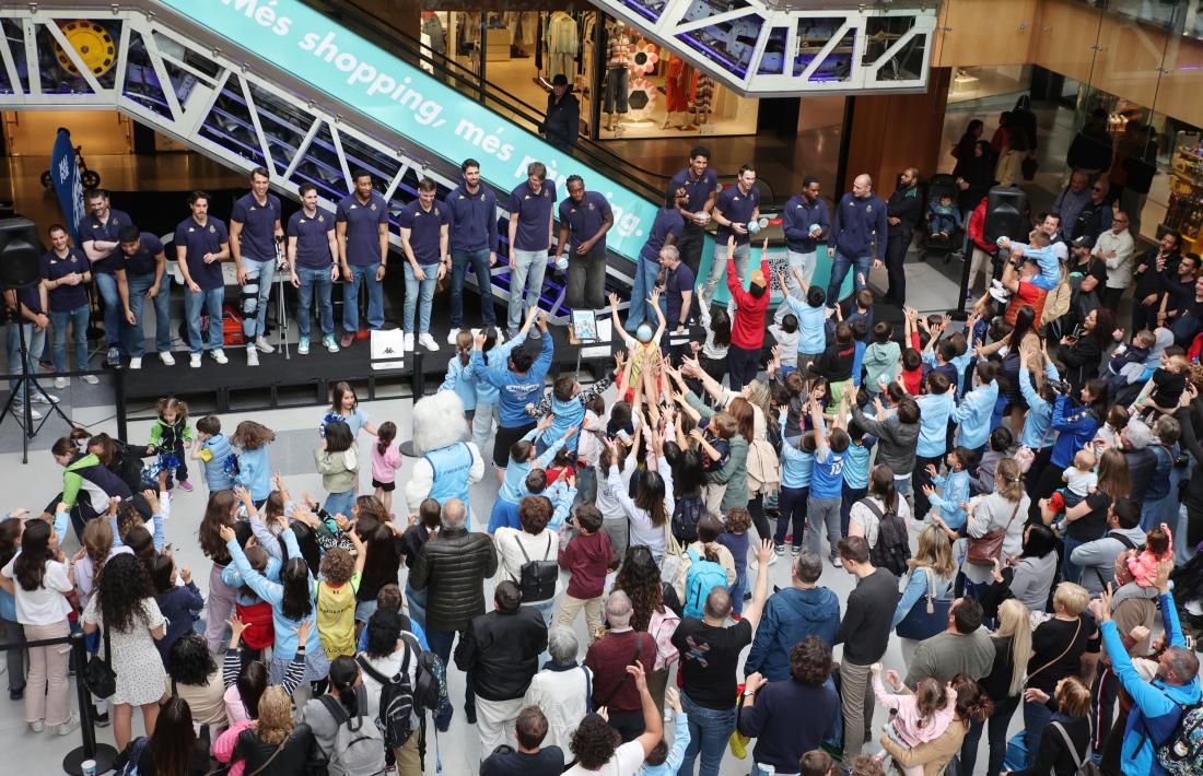 El MoraBanc va celebrar la permanència assolida dissabte passat al centre comercial Illa Carlemany.