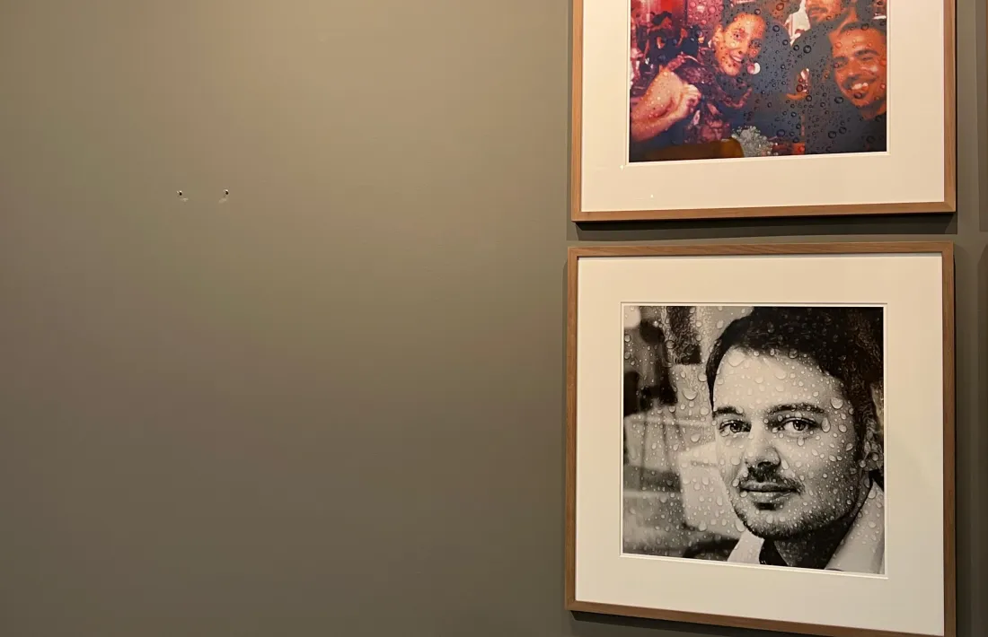 El forat que havia deixat la portada censurada del 'Charlie Hebdo' a l'Espai Caldes. Anava a l'esquerra de la imatge.