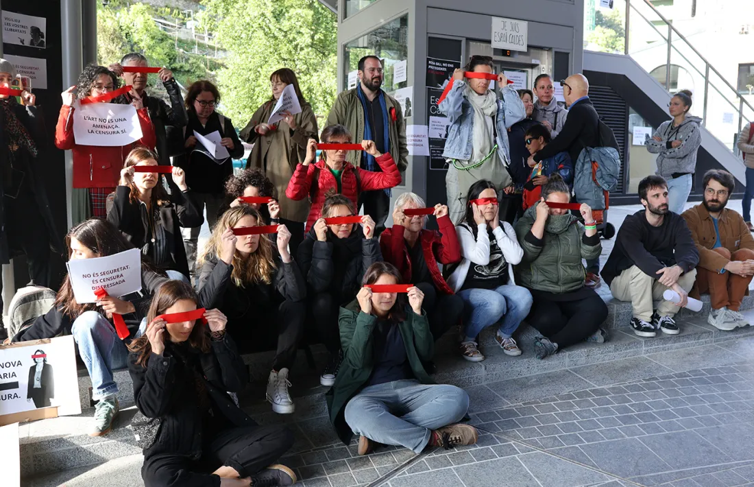 La trentena de manifestants que s'han concentrat aquesta tarda a l'Espai Caldes.