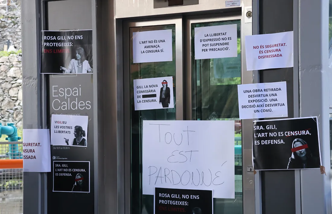 Lemes que s'han enganxat a la porta de l'Espai Caldes, on s'havia d'exposar la mostra censurada.