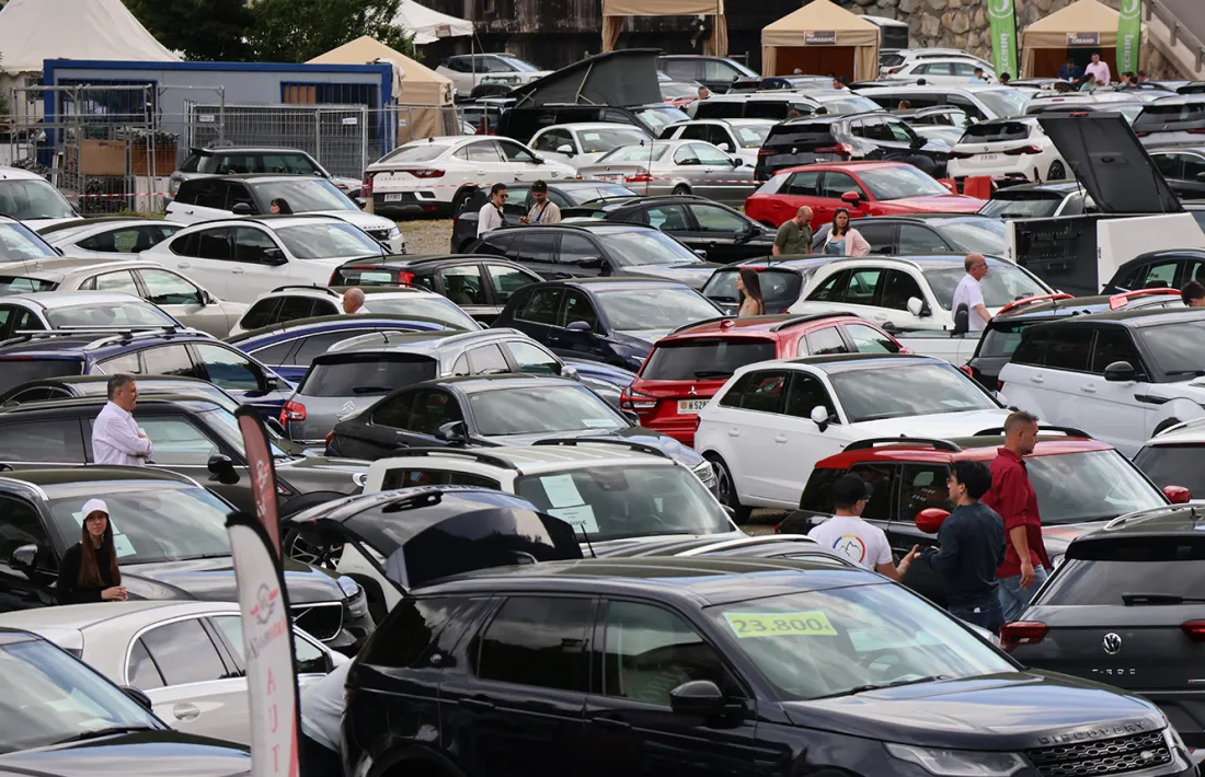 Visitants a la Fira del vehicle d'ocasió al Terreny de la Borda Huguet de Sant Julià de Lòria.
