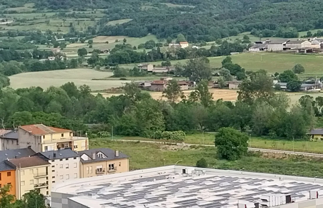  La ubicació per a la nit “èpica”, en una parcel·la a prop de bombers, és molt propera als barris.  